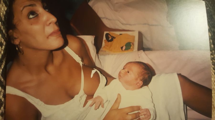 Jamila, jeune maman, avec son bébé