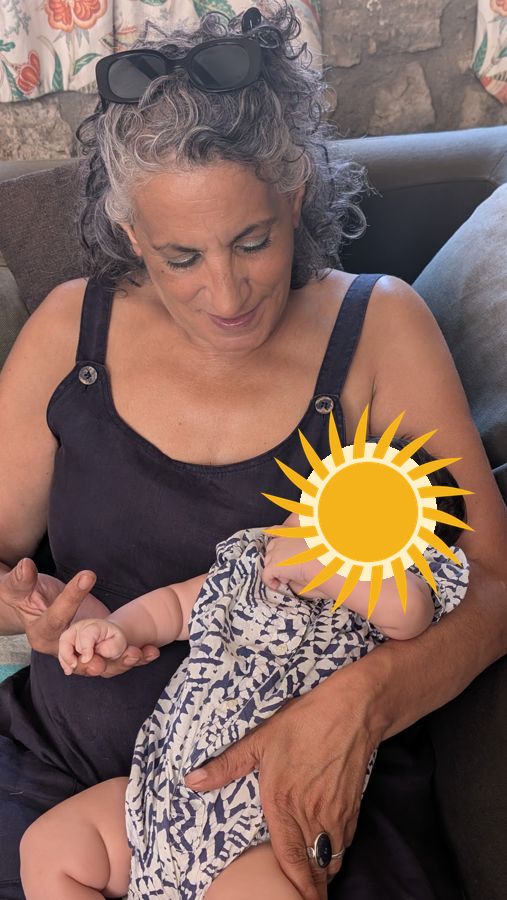 Jamila avec son petit-enfant