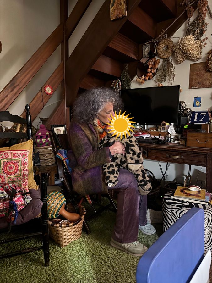 Jamila dans son fauteuil, avec son petit-enfant