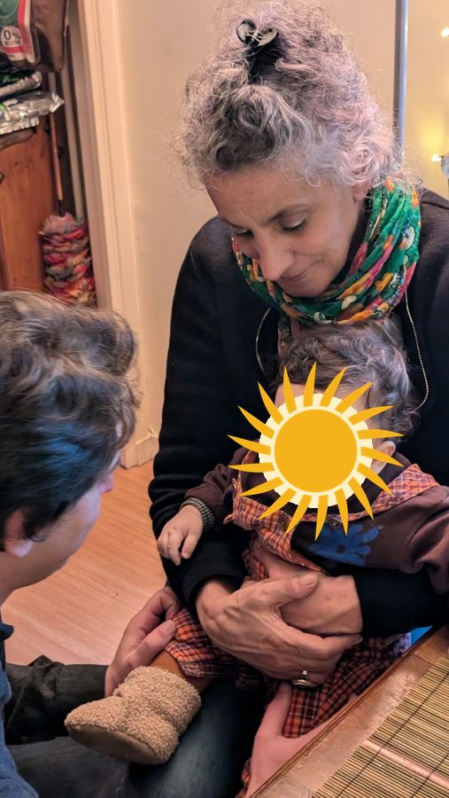 Jamila avec son petit-enfant